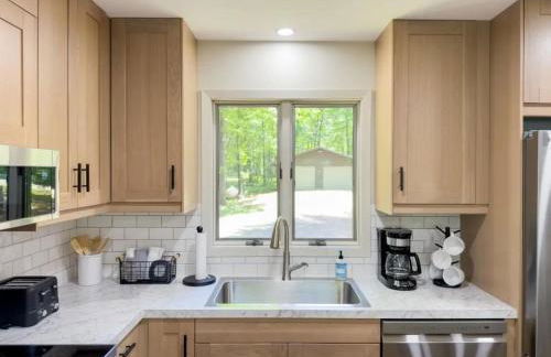 Pet-Friendly Lakefront Cabin by arc Vacation Rentals - Foto 24