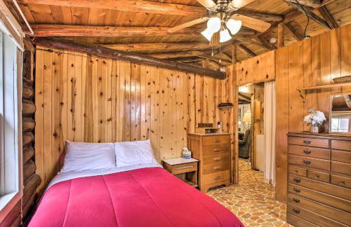 Lakefront 1930s Log Cabin with Dock and Fire Pit! - Foto 12