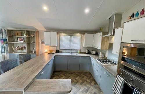 Elegant Lodge in Peaceful Holiday Resort - Photo 15