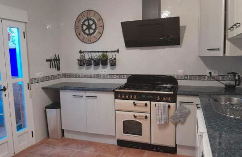 The Beach Hut with Lazy spa - Foto 33