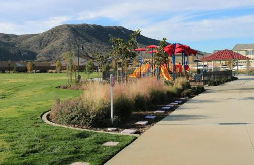 Entire Private Home with 4 Bedrooms 2 Bathrooms, Mountain Edge, New House, Ranch, Gated Yard, Available Now - Foto 62