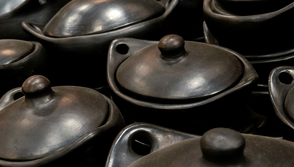 Taller de cerámica negra en La Chamba