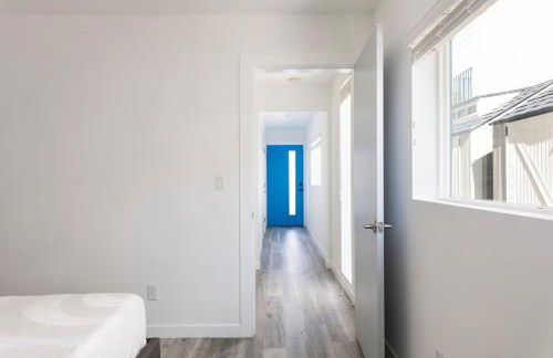 Enjoy Stylish 4BR Townhouse Sleeps 8 with Wi-Fi - Foto 17