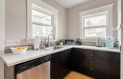 Stay Portland - PDX Art Deco Lounge - Local Eateries, Bars & Shops - Photo 6