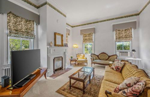 The Manor - Historic Mansion, Wifi, Covered Porch, Screen Porch, King Bed, Walk to Spas, Shops & Restaurants - Foto 13