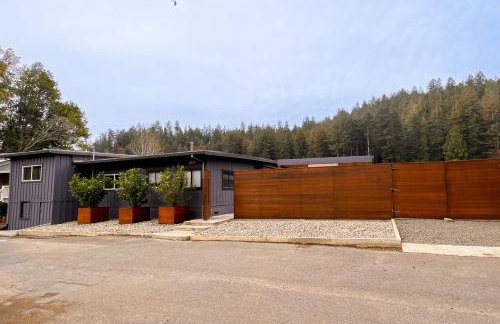 Riverfront Escape - Photo 2