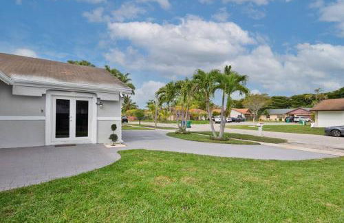 Spacious 4 bedrooms, 2 bathroom house with pool - Photo 12