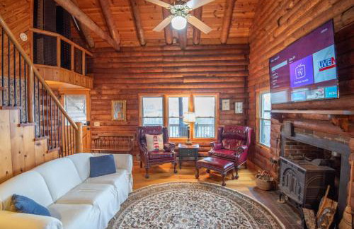 Mountain Top Cabin! Hot tub, Fireplace, Dog Friendly - Photo 9