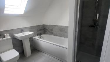 Modern 3-Bed House in Rotherham, WiFi, Garden & Free Parking - Foto 2