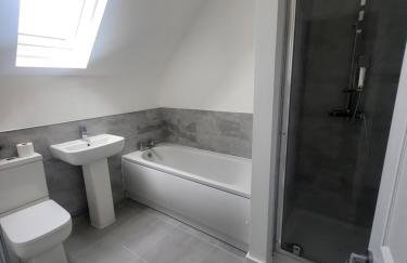 Modern 3-Bed House in Rotherham, WiFi, Garden & Free Parking - Foto 2