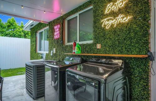 Escape GameRoom, BAR, BBQ, Spacious,KING Bed, All Luxury mattresses, Near Beach, 6 blocks away from Bars, Nite Clubs, Res, Shops - Photo 19