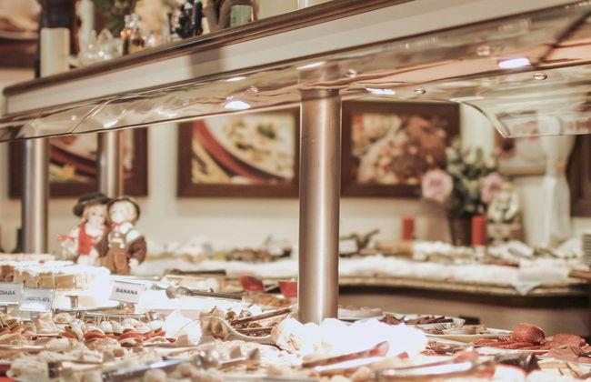 German Dinner & Traditional Folk Show - Photo 1