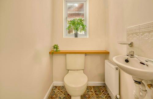 Spacious 4 Bedroom Warrington House with Free Parking Perfect for Contractors, Families and Business Guests - Foto 32