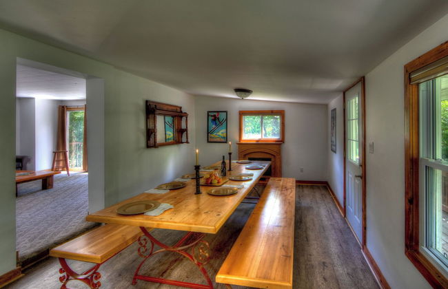 RARE FIND - 6 bdrm Very Private Cottage on 10 acres, Hot Tub, BBQ, Petfriendly - Foto 6