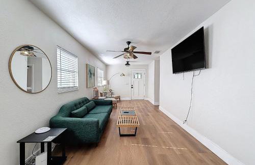 Newly Renovated | Minutes to Riverwalk & Beaches | Tampa Heights - Foto 27