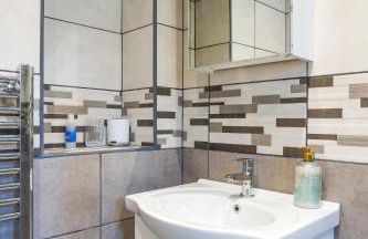 4 bedroom house with Garden, Parking & 3 mins Walking Distance from Train Station - Photo 28