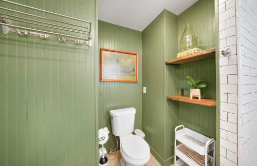 Hot Tub Fire Pit Pet Friendly Walk to Bell St - Foto 20