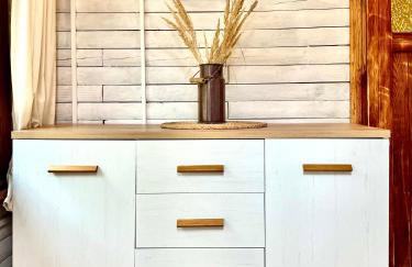 Urocza chatka w lesie nad wodą - Foto 9