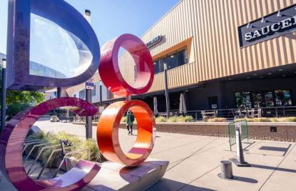 Balcony View and King Beds Walk to Golden 1 Center - Foto 30