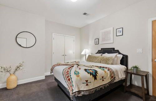 Sleeps 4! 2BR, Gym, Paid Parking, Close to Major Attractions - Foto 37