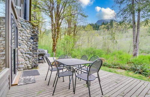 Riverfront Skykomish Cabin with Private Hot Tub! - Foto 21