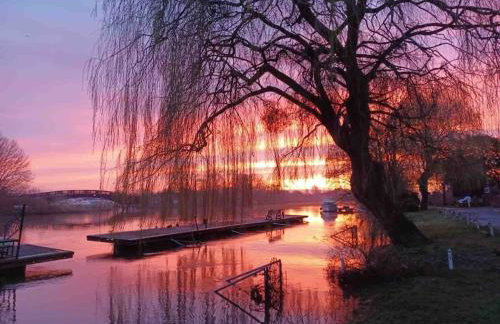 Riverside Cottage with balcony and fishing jetty - Foto 31