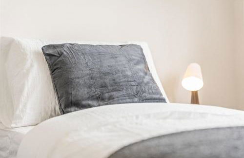 Modern 4-Bed, Parking, Pool Table, Sleeps 11 - Foto 32