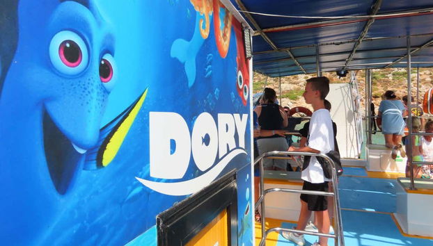 El barco está decorado con la imagen de Dory