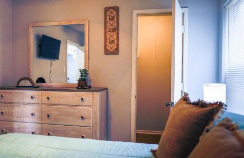 Congeniality and Comfort. All the essentials with class, 2 nights? 2 weeks? Stay, relax, work, or go out for fun. - Foto 6