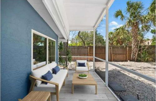 Blue Lagoon Hideaway 3BR Coastal Chic Retreat - Photo 74