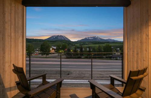 4-Season Modern Mountain Penthouse with Private Hot Tub & Scenic Views - Foto 39