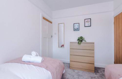 Classic 4 Bedroom House in Wirral with WiFi & Parking Sleeps 9 by PureStay - Foto 34