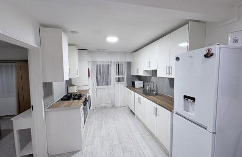 Entire 4-Bed House & Parking, Steps from ICC & Utilita Arena Birmingham & Broad Street - Photo 30