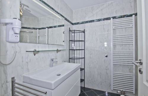 mit Meerblick und Balkon, gratis Nutzung vom AHOI Erlebnisbad und Sauna in Sellin - Meeresblick FeWo 33 - Foto 10