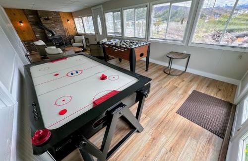 Renovated farmhouse on snowmobile trail with firepit & mountain views, 10 min from Bretton Woods! - Foto 39