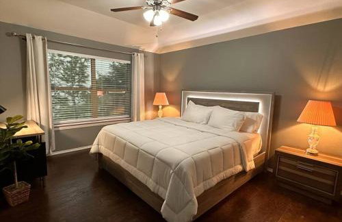 Lake Front Home, around 15 minutes drive to AT&T and Epic Water - Foto 11