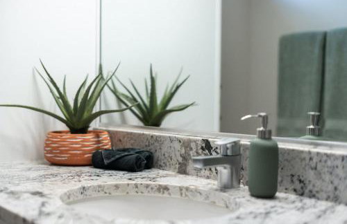 Stunning Views + Hot Tub + Location! 3 bed/3 bath - Foto 30