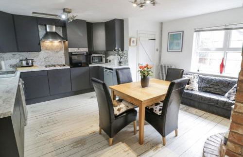 Lovely Comfortable 3 Bed Home, Worcester - Photo 6