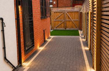 Luxury 6-Bed Home Near City Centre, Sleeps 12 plus- Cinema Room, Games Room, 5 Bathrooms & Driveway for Multiple Cars - Photo 29