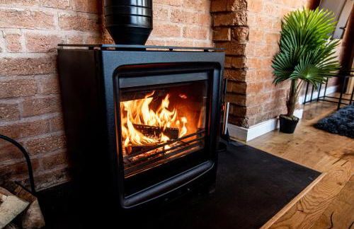 DJH Homes - Luxurious and chic 3BR Grade II Industrial House with log burner and electric blinds - JQ, Birmingham City - Foto 10