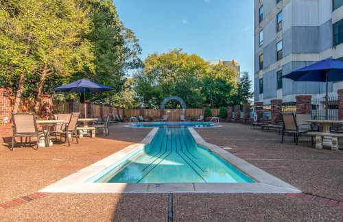 Famous MUSIC ROW 1 Bedroom Condo with FREE Parking and Pool - Foto 2