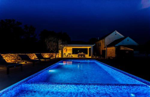 Charming stone house with private pool & jacuzzi - Holiday Home Vera - Photo 10