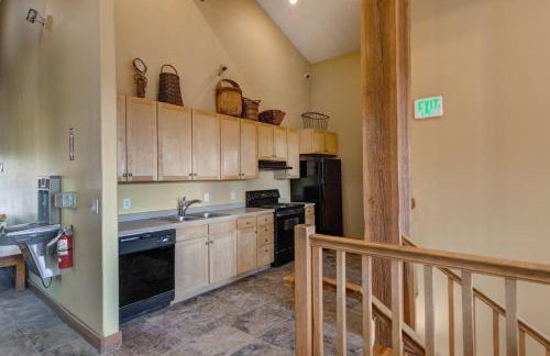 KBM Resorts Crestview Condos Spacious condo near Olympic Park with gas fireplace year-round pool hot tub city wide shuttle access. CVC-308B - Foto 51