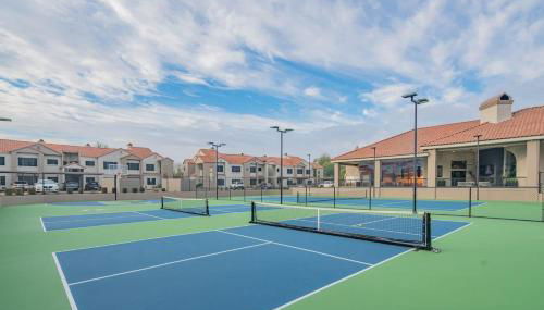 Chic Golf Pickleball Pool Hot Tub King Bed Parking - Foto 2