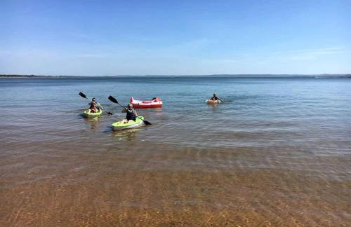 Peaceful Lakefront Cabin with Loft, Beach Access & Sunset Views in Buchanan Dam, Texas - Foto 23