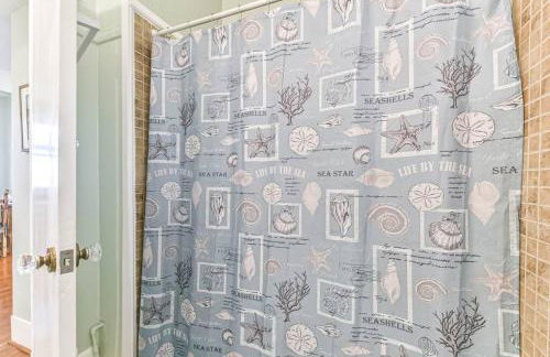 Coastal Blue Beach House with 3 Bedrooms and Just off the Seawall - Foto 24