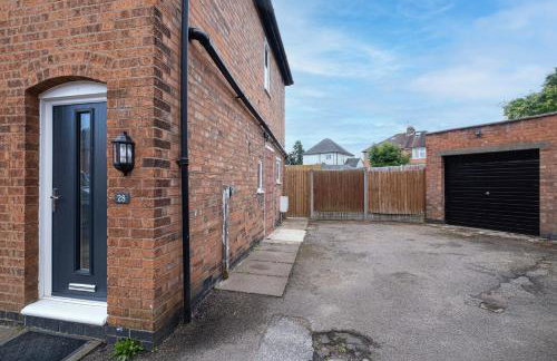 Stunning Home Ideal for comfort by Our Home Short Stays Free parking fast Wi-Fi and plenty of shops and eating options close by - Foto 17