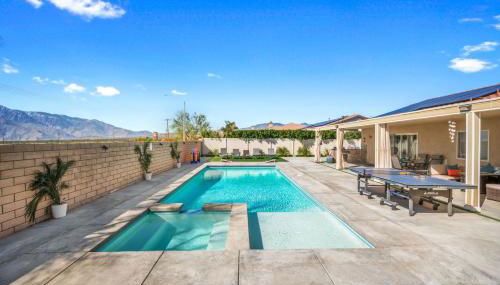 Views, Gameroom, Saltwater Pool & Hot tub, Firepit by MariamsBnb - Foto 3, sunbed