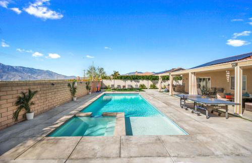 Views, Gameroom, Saltwater Pool & Hot tub, Firepit by MariamsBnb - Foto 3