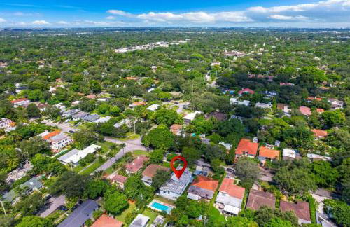 Contemporary Family Oasis Pool and Comfort - Foto 16